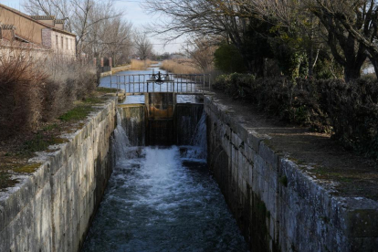 Ramal sur esclusa 41 del canal de Castilla en La Overuela.- J.M. LOSTAU