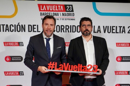 Óscar Puente y Alberto Bustos, en Barcelona en la presentación de La Vuelta a España. / EL MUNDO
