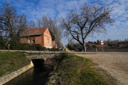 Ramal sur esclusa 41 del canal de Castilla en La Overuela.- J.M. LOSTAU