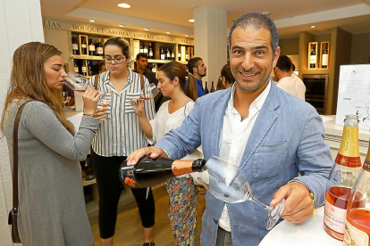 El experto en vinos Ugo Moreno durante la cata libre en la tienda El Buen Gusto.-J.M. LOSTAU