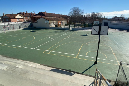 Zona deportiva en la calle Santa Cipriana en La Overuela.- J.M. LOSTAU