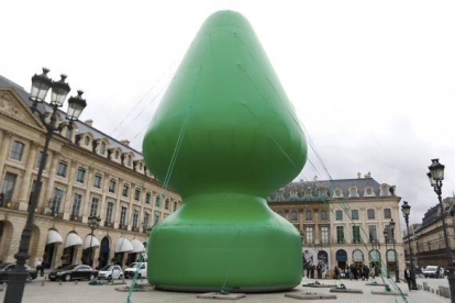 La escultura de Paul McCarthy en la plaza Vandôme.-