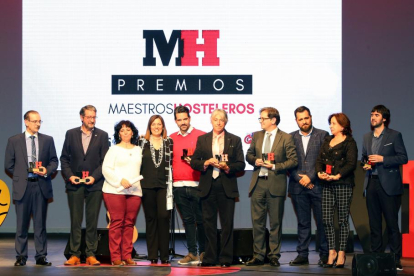 La consejera de Agricultura, Milagros Marcos, posa junto a los galardonados con los Premios Maestros Hosteleros '17-Rubén Cacho / ICAL