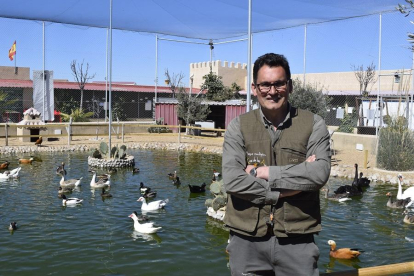Enrique Marcos, en su zoo ‘La Era de las Aves’ de Fresno el Viejo.-