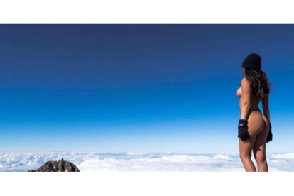 La modelo Playboy Jaylene Cook desnuda sobre el monte Taranaki en la foto de la polémica.-INSTAGRAM