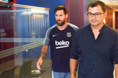 Leo Messi y el doctor Ricard Pruna, en los servicios médicos de Sant Joan Despí.-PACO LARGO