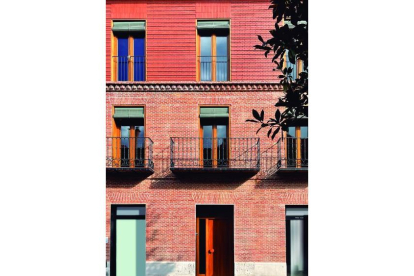 Edificio de dos viviendas y dos locales en Medina del Campo. -LA CASA DE LA ARQUITECTURA