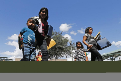 Familias migrantes son procesadas en la Estación Central de Autobuses antes de ser trasladadas a Caridades Católicas,  en McAllen, Texas.-LARRY W. SMITH (EFE)