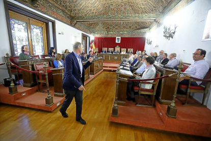 El diputado del PP, Luis Minguela, abandona el Pleno en una votación como cortesía por la baja maternal de Almanza.-E. M.