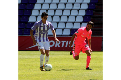 El centrocampista Anuar conduce el balón ante un rival, ayer en Zorrilla.-BALCAZA