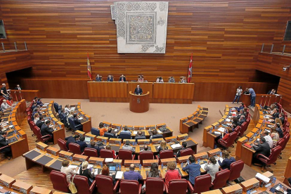 Los parlamentarios autonómicos siguen la intervención de Herrera desde sus escaños.-J. M. LOSTAU