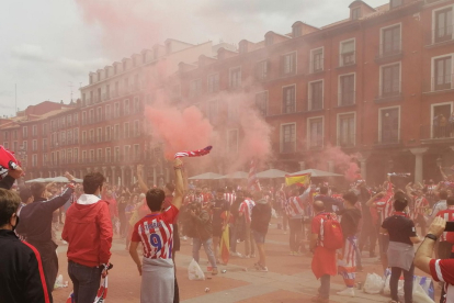 Aficionados del Atlético de Madrid en la Plaza Mayor de Valladolid.- E. M.