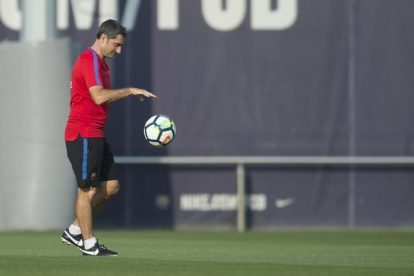 Valverde, en un entrenamiento del Barça en la ciudad deportiva.-JORDI COTRINA