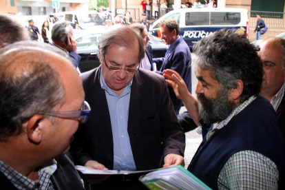 El presidente Herrera asiste a un acto político en León; en la imagen, un ganadero le entrega un papel con peticiones del sector lácteo.-ICAL