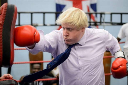 El alcalde de Londres, Boris Johnson durante su visita a Lucha por la Paz en North Woolwich, Londres. Lucha por la Paz ayuda a jóvenes en situación de riesgo.-Foto:  AFP / LEON NEAL