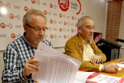 El vicesecretario de UGT Castilla y León, Evelio Angulo (D), valora los presupuestos de la Junta-Rubén Cacho / ICAL