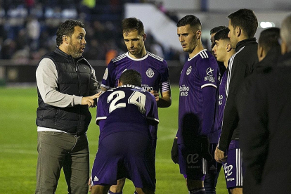 Sergio habla con sus jugadores en Marbella antes de la tanda de penaltis.-PHOTO-DEPORTE