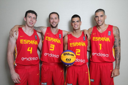 Sergio de la Fuente, Serrtgi Pino, Alex Llorca y Nacho Martín, con la camiseta de la selección española 3x3.-FEB