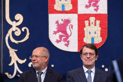 El presidente de la Junta, Alfonso Fernández Mañueco, y el vicepresidente de la Junta, Francisco Igea, durante la toma de posesión de los consejeros del Gobierno