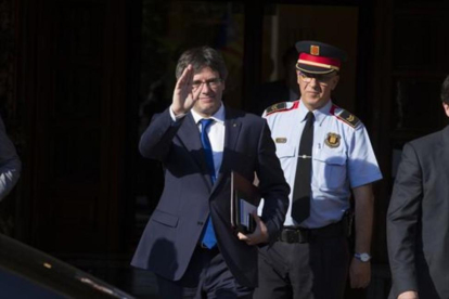 El 'president' Carles Puigdemont, a la salida del Parlament, en junio.-ALBERT BERTRAN