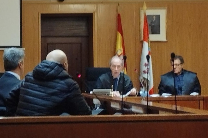 El empresario condenado, de espaldas junto a su abogado, durante la vista de conformidad celebrada este lunes en la Audiencia de Valladolid. -EP