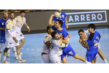 Borja Méndez intenta penetrar entre líneas en León antes de caer lesionado. EM