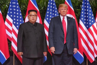 Kim Jong-un y Donald Trump.-EFE / KEVIN LIM