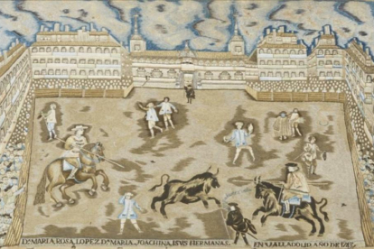 Los bordados documentan la fisonomía de la plaza Mayor en el XVIII, con el anterior ayuntamiento de 1561.-E. M.