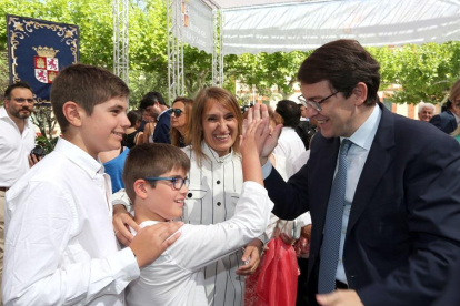 El presidente de la Junta, Alfonso Fernández Mañueco, saluda a los hijos de la consejera de Educación, Rocío Lucas, tras tomar posesión de su cargo