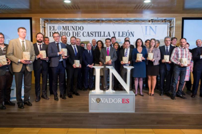 Foto de familia de los premiados y las autoridades tras la entrega de los V Premios Innovadores-J. M. LOSTAU / M. Á. SANTOS / P. REQUEJO