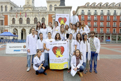 Los médicos que participaron en el acto con motivo del Día Europeo de concienciación ante el paro cardíaco.-ICAL