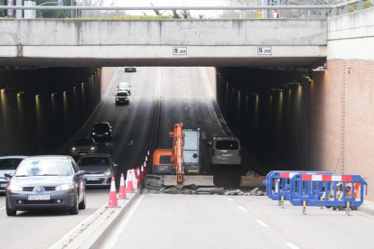 Corte al tráfico por obras en el túnel de la avenida Salamanca en dirección Arroyo. -JUAN MIGUEL LOSTAU