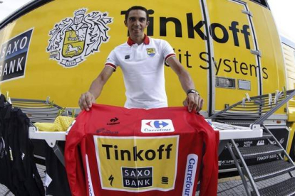 Alberto Contador posa con el maillot rojo de líder de la Vuelta a España en la jornada de descanso.-