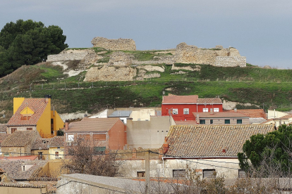 Ruinas del palacio fortificado de Mucientes visto desde el casco urbano de la localidad. - PABLO REQUEJO