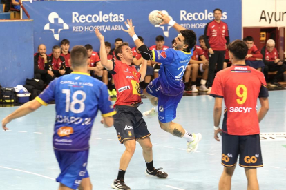 La España júnior de Alejandro Pisonero ante el Recoletas Atlético Valladolid de Liga Asobal. / J. M. LOSTAU