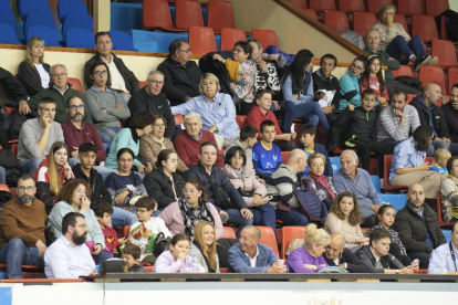 La España júnior de Alejandro Pisonero ante el Recoletas Atlético Valladolid de Liga Asobal. / J. M. LOSTAU