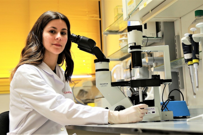 La investigadora Carolina Méndez en las instalaciones del Instituto Universitario de Biomedicina de la Universidad de León. EL MUNDO