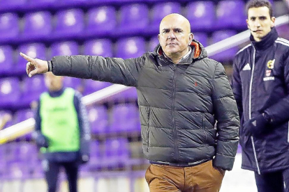 El técnico del Real Valladolid, Luis César, da instrucciónes en el partido contra el Zaragoza.-J.M. LOSTAU