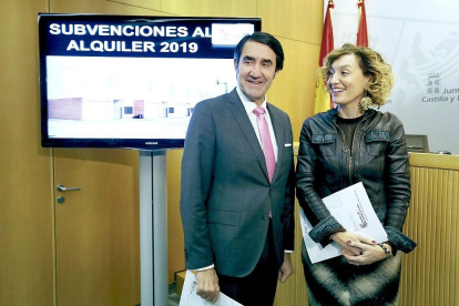 Juan Carlos Suárez-Quiñones acompañado por la directora de Vivienda, Arquitectura y Urbanismo, María Pardo, ayer.-ICAL