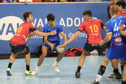 La España júnior de Alejandro Pisonero ante el Recoletas Atlético Valladolid de Liga Asobal. / J. M. LOSTAU