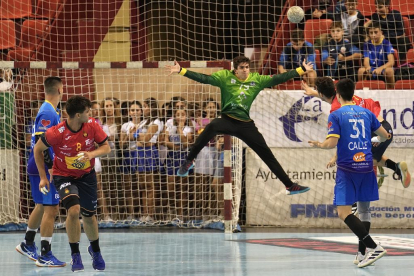 La España júnior de Alejandro Pisonero ante el Recoletas Atlético Valladolid de Liga Asobal. / J. M. LOSTAU