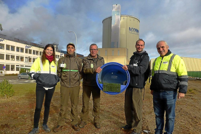 Especialistas de Medio Ambiente y técnicos de Acor muestran el nido.-ACOR