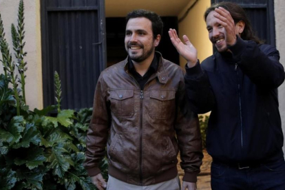 Pablo Iglesias y Alberto Garzón llegan a la Sala Mirador, en Madrid, para presentar su acuerdo de coalición.-JOSE LUIS ROCA