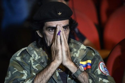 Un seguidor del partido de Nicolás Maduro, disfrazado de Ché Guevara, triste tras la derrota electoral.-AFP / FEDERICO PARRA