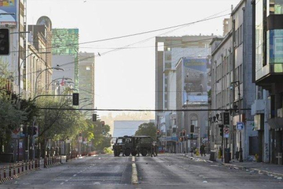 Elementos del Ejército vigilan las calles en el toque de queda en Chile.-EFE