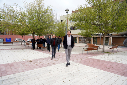 El alcalde de Valladolid, Óscar Puente, visita la obra de reurbanización ejecutada en la plaza Aviador Gómez Barco.- ICAL