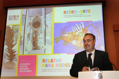 El consejero de Educación, Fernando Rey, en la presentación de la publicación ‘Palencia Recicla: Pequeños gestos, grandes soluciones’.-ICAL