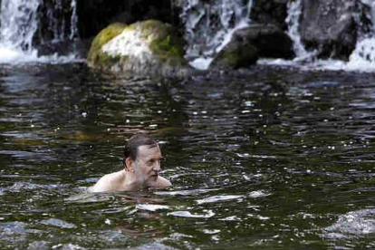 El presidente del Gobierno, Mariano Rajoy, durante un baño que se dió el sábado en las aguas del río Umia (Pontevedra).-Foto: EFE / MÓNICA IRAGO