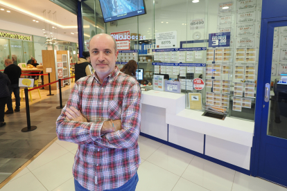Luis Vázquez de Prada, lotero de la administración La Rana de la Suerte de Río Shopping. PHOTOGENIC