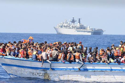 Cerca de 369 refugiados viajando en un bote de madera en aguas al norte de Libia.-Foto: EFE / ET WE(CIS) LOUISE GEORGE / BRIT